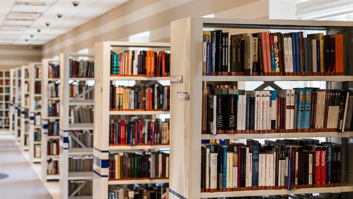 Zdjęcie ilustracyjne do tematu: Biblioteka dla dziecka słabowidzącego: checklista czytelnej i dostępnej przestrzeni